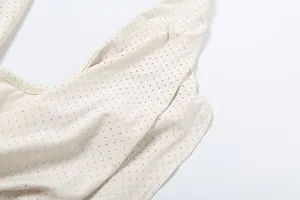 Gros plan d'une robe dos nu sexy avec des détails en strass élégants et étincelants.