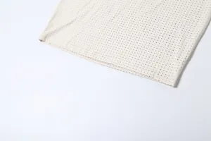 Détail macro montrant les ornements en strass scintillants sur le tissu de la robe