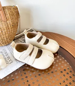 Vista detallada de zapatos de princesa para bebé en color crema con correas dobles