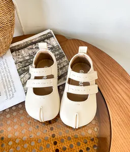 Vista detallada de zapatos de bebé para caminar color crema con velcro