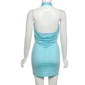 Détail vue arrière d'une mini-robe moulante dos nu à paillettes bleu clair très sexy