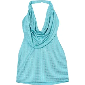 Vue détaillée d'une robe moulante dos nu bleu clair à strass avec un col licou