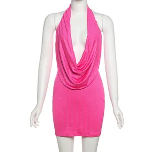 Vue détaillée d'une robe licou rose sexy à clous avec un décolleté plongeant en V drapé