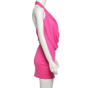 Détail de profil d'une mini robe moulante rose à strass avec dos nu et col licou