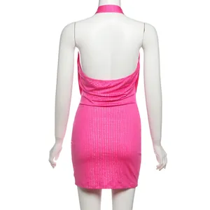 Vue arrière détaillée d'une robe courte dos nu sexy rose vif avec des points scintillants
