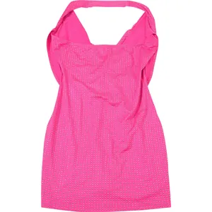 Détail de la robe moulante rose fuchsia à strass avec encolure licou et dos nu