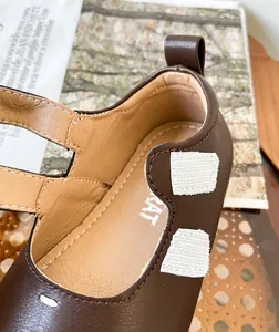 Primer plano de zapatos Mary Jane de cuero marrón para bebé con cierre de velcro