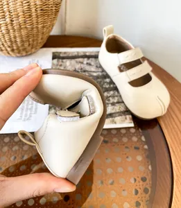 Primer plano de la suela blanda y flexible de los zapatos Mary Jane beige para niñas