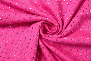 Détail macro du tissu extensible rose avec strass argentés scintillants pour robe chic