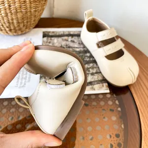 Zapatos de paseo flexibles tipo Mary Jane para bebés en color crema con suela blanda