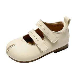 Zapatos Mary Jane beige para niña con diseño Tabi y cierres dobles de velcro para caminar