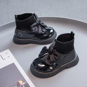 Stylische schwarze Lackleder-Sockenstiefel für Mädchen mit großer eleganter Schleife