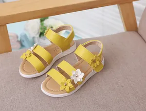 Sandalias amarillas de verano para niñas con flores 3D sobre fondo de tela suave
