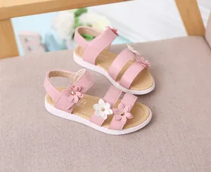 Vista detallada de elegantes sandalias de princesa rosa para niñas con flores 3D y suelas blandas