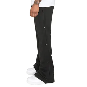 Vue détaillée de côté du pantalon noir pour homme à boutons-pression et coupe large