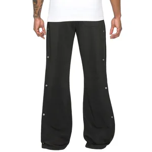 Vue détaillée de l'arrière d'un pantalon de survêtement noir large à boutons pression.