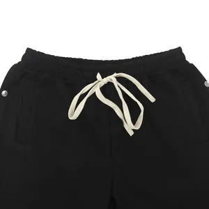 Gros plan d'un pantalon de jogging hip-hop noir avec taille élastique et cordon