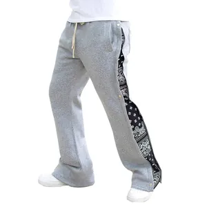 Vue détaillée du pantalon gris à boutons-pression et patchwork de motifs cachemire