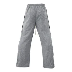 Vue détaillée du pantalon de jogging gris pour hommes avec boutons-pression et motif paisley
