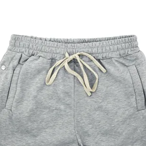 Vue détaillée d'un pantalon de jogging hip-hop gris avec taille élastique et cordon