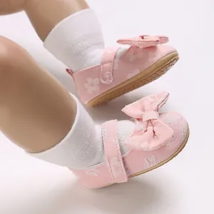 Detailansicht rosa Baby-Lauflernschuhe für Mädchen mit großer Schleife und Blumenmuster