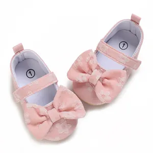 Detaillierte Ansicht der rosa geblümten Lauflernschuhe für Babymädchen mit Schleife