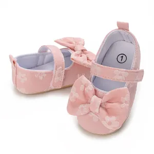 Detailansicht der rosa Lauflernschuhe für Mädchen mit großer Schleife und Blumenmuster