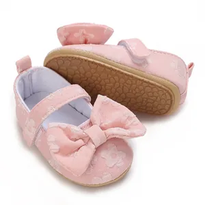 Detailaufnahme der rosa Prinzessinnen-Lauflernschuhe für Babys mit Blumen-Schleife