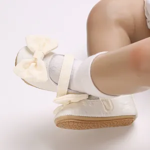 Detailansicht cremefarbener Baby-Prinzessinnenschuhe für Mädchen mit eleganter Schleife