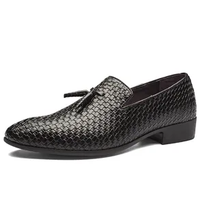 Detailansicht von schwarzen geflochtenen Leder-Loafers für Herren mit Quasten-Dekor