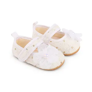 Creme-Babyschuhe für Prinzessinnen mit Spitzenblume und weichen Sohlen