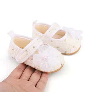 Detailansicht cremefarbene Baby-Prinzessinenschuhe mit Spitzenstickerei und Netzblume.