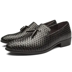 Nahaufnahme schwarzer Herren-Slipper aus geflochtenem Leder mit feiner Schleife