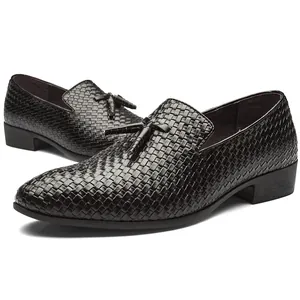 Stilvolle klassische schwarze geflochtene Herren-Loafer mit eleganten Quasten-Details
