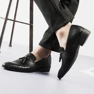 Detailansicht der stilvollen schwarz geflochtenen Leder-Slipper mit Quasten für Herren.
