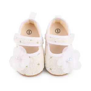 Detailansicht der weißen Spitzen-Babyschuhe mit 3D-Blumenapplikationen
