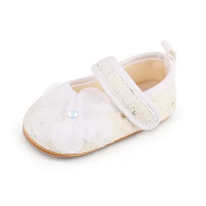 Cremefarbener Baby-Prinzessinnen-Schuh mit weißer Blume und Klettverschluss