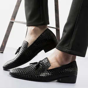 Detailansicht eleganter schwarzer gewebter Leder-Loafer für Herren mit Quasten, Nahaufnahme.