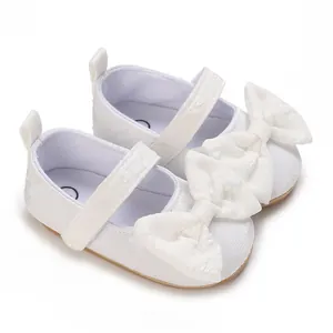 Elegante weiße Babyschuhe für Mädchen mit einer großen Schleife und weicher Sohle