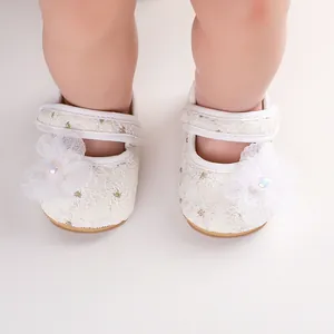Vorderansicht weißer Spitzen-Prinzessinenschuhe für Babys mit zarten Blumendetails
