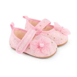 Nahaufnahme von rosa Baby-Prinzessin-Schuhen mit Spitze und Stoffblumen-Details.