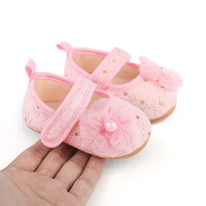 Detailansicht rosa Baby-Prinzessin-Schuhe mit Spitzenstickerei und Blumendekor