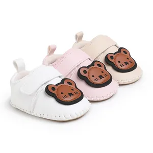 Detailansicht der niedlichen Baby-Lauflernschuhe mit Bärenmotiv in Weiß, Rosa und Beige