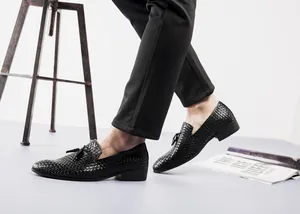 Detailaufnahme der schwarzen geflochtenen Herren-Loafer mit hochwertiger Textur