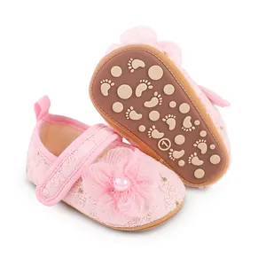 Detailaufnahme von rosa Baby-Prinzessinenschuhen aus Spitze mit weicher rutschfester Sohle