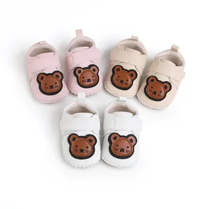 Kollektion süßer Baby-Lernlaufschuhe mit Bären-Motiv in den Farben Rosa, Beige und Weiß