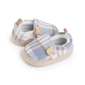 Zapatos de paseo para bebé a cuadros con botones de oso y suelas tejidas cómodas