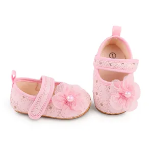 Detailansicht der rosa Baby-Prinzessinenschuhe aus Spitze mit weicher 3D-Blumendekoration