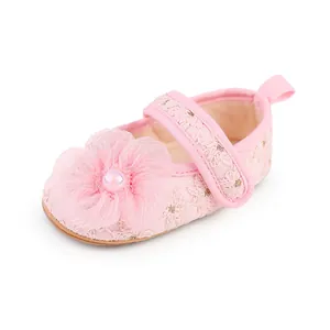 Detailansicht der rosa Baby-Prinzessin-Schuhe aus Spitze mit dekorativer Netzblume