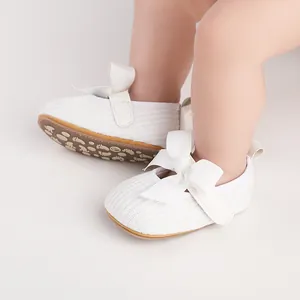 Vue détaillée de chaussures de marche blanches pour bébé avec un joli nœud décoratif